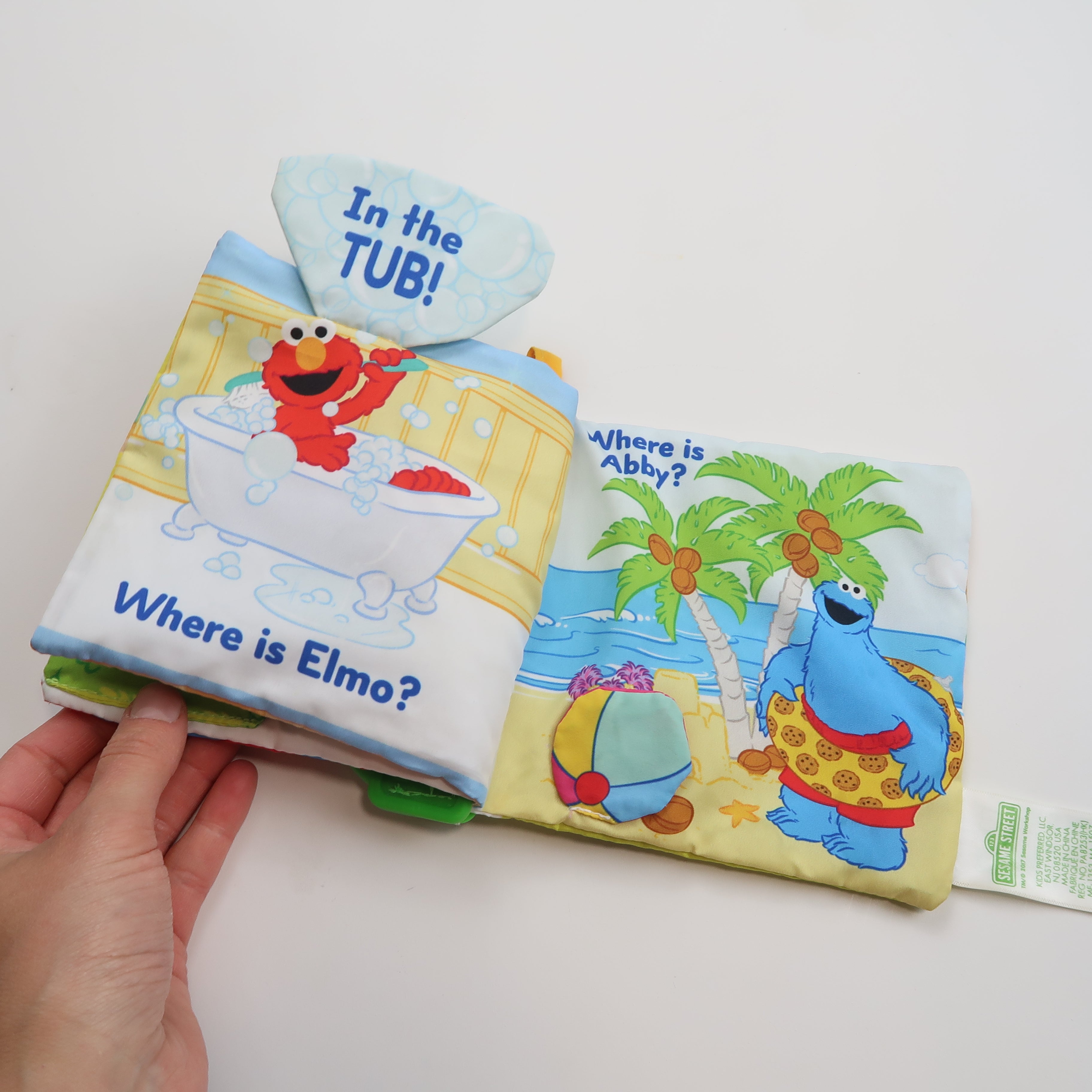 Sesame Street - Peekaboo Crinkle Book (OS)