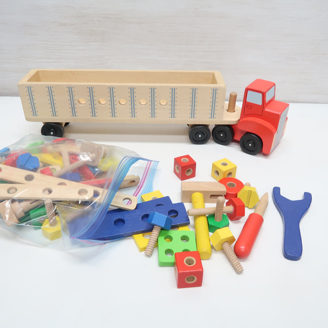 Melissa &amp; Doug - Construction Set with Big Rig *no shipping