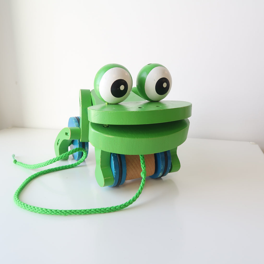 Melissa &amp; Doug - Frolicking Frog Pull Toy *no shipping